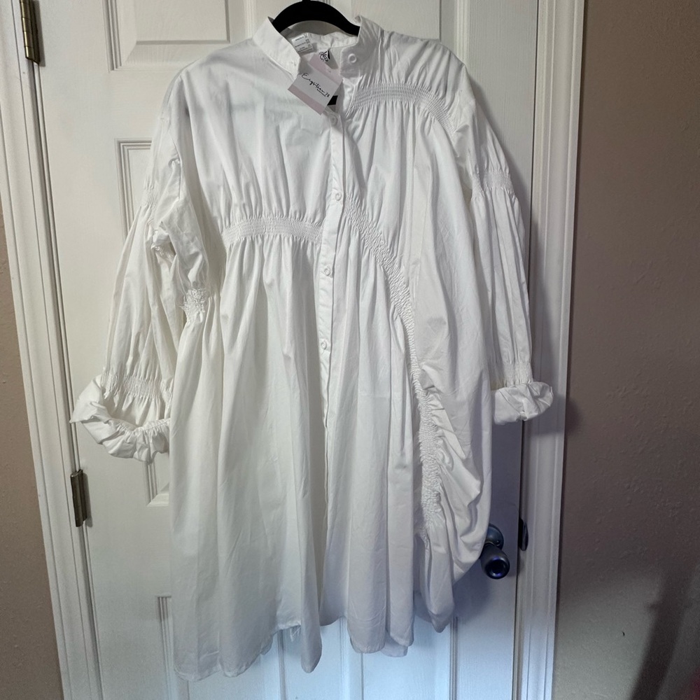 Super cute, white long sleeved mini